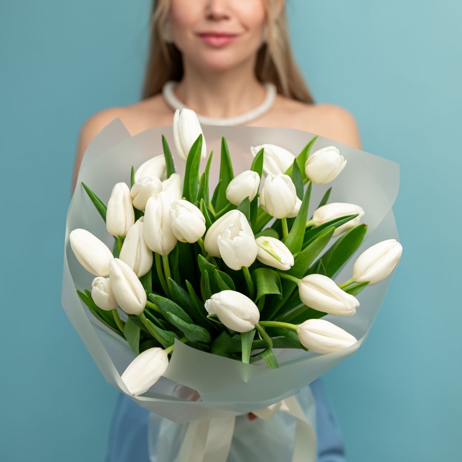 25 белых тюльпанов