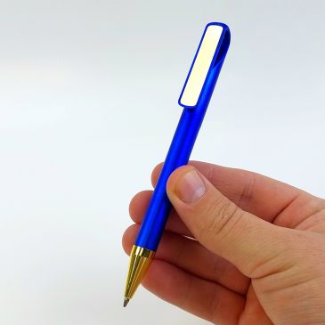 синие ручки с золотистыми деталями