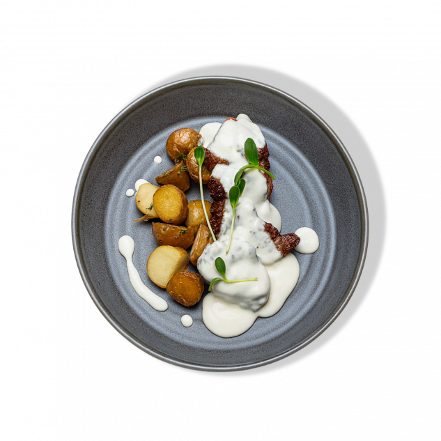 Филе-свиньон на гриле под соусом дор блю с молодым картофелем