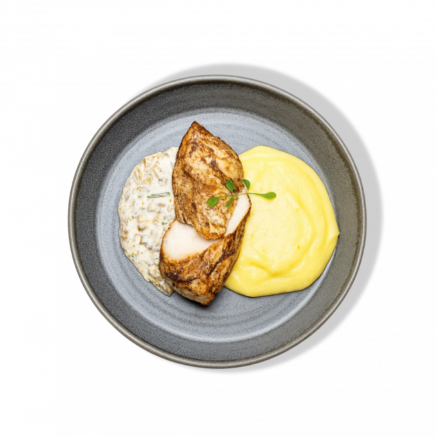 Куриное филе под грибным соусом с пюре