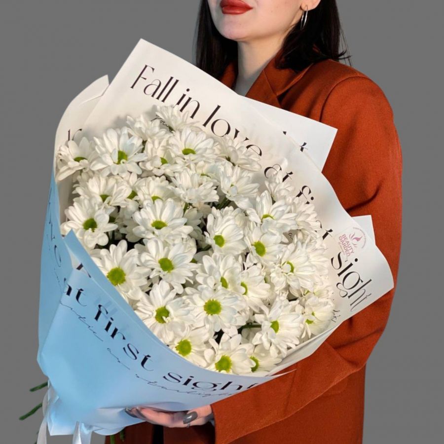 Сборный букет из ромашковидных хризантем в оформлении (7шт)