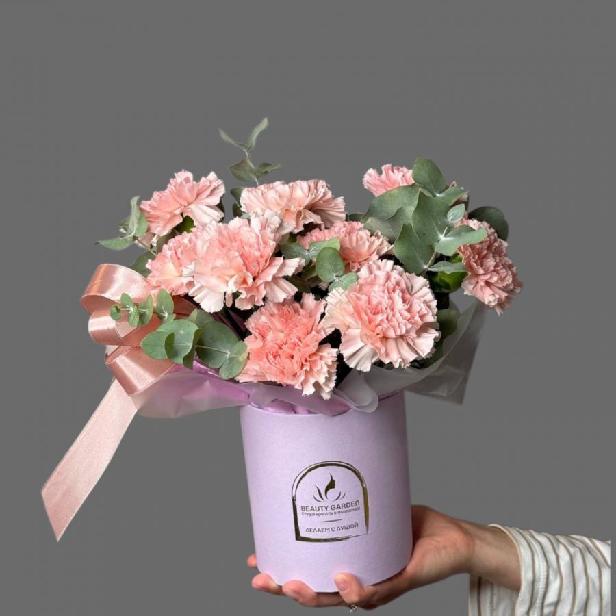 Коробка с диантусами и эвкалиптом (11шт)