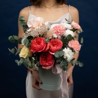 Цветы в коробке с топпером "Любимой маме"