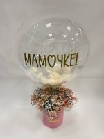 Композиция с гипсофилой и прозрачным шаром с наполнением перьями