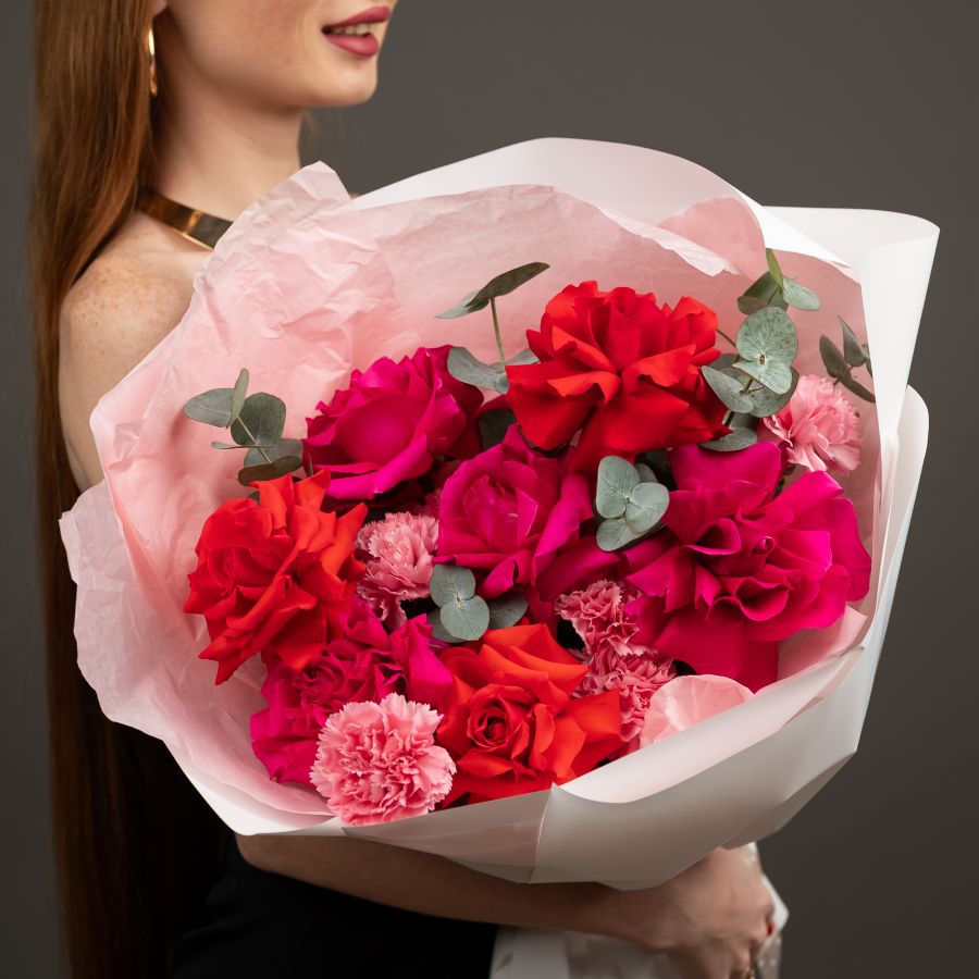 Французские розы с диантусами и эвкалиптом