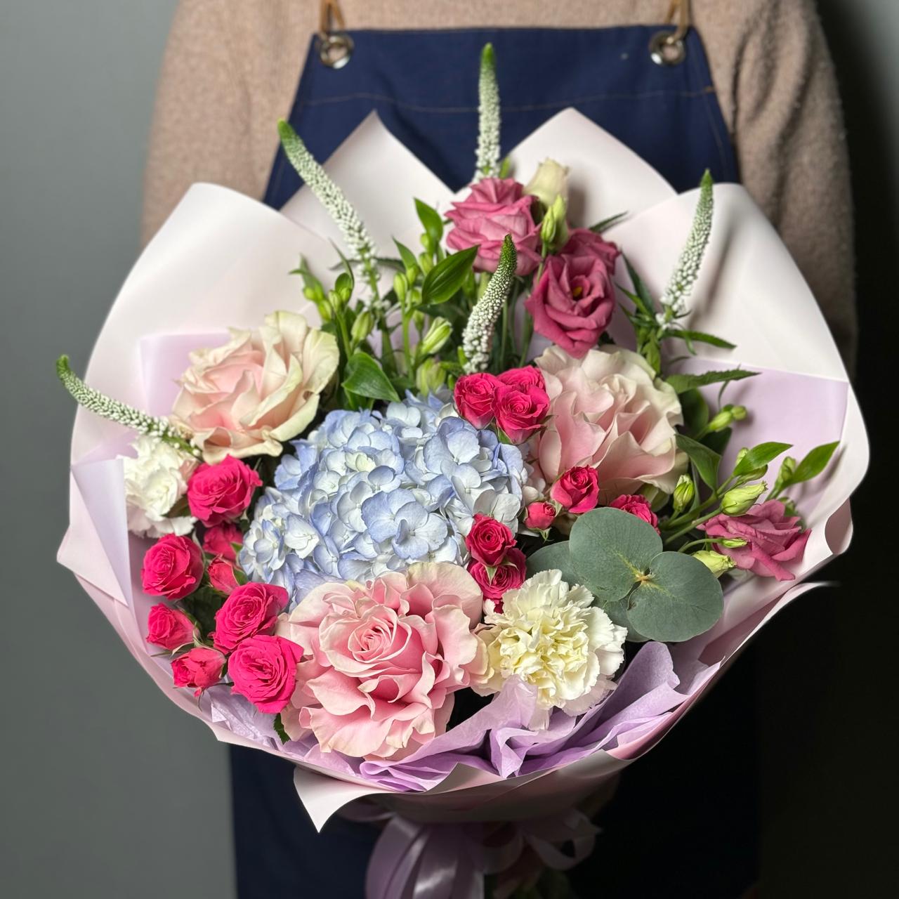Букет с кустовыми розами и гортензией 