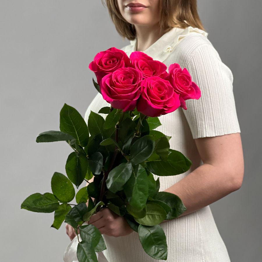 Ярко-розовые розы "Пинк Флойд" 70 см