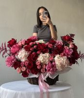 Композиция в корзине "Спелая вишня"