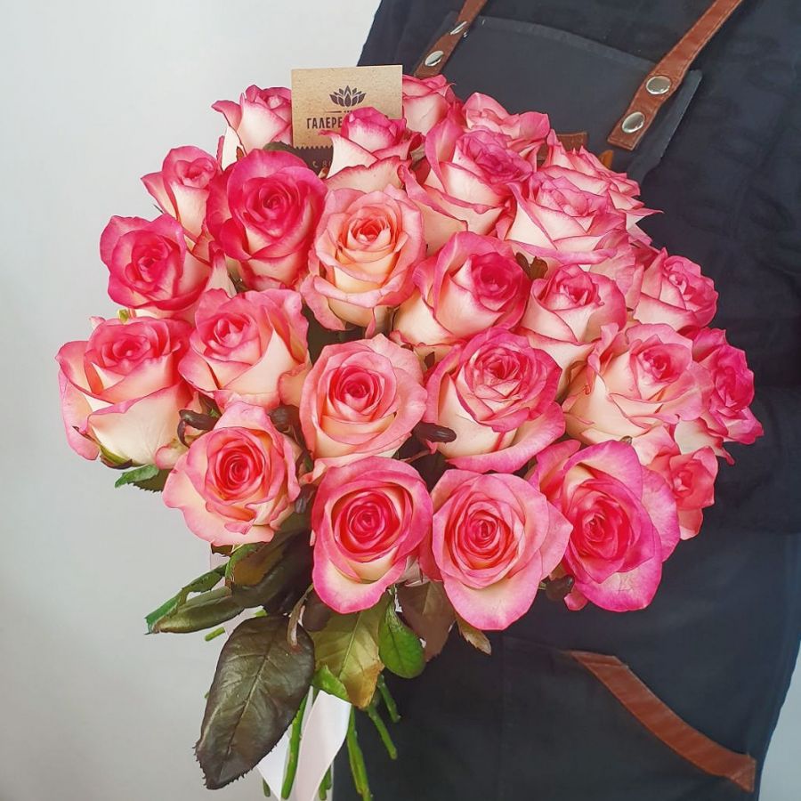 25 розовых роз с лентой