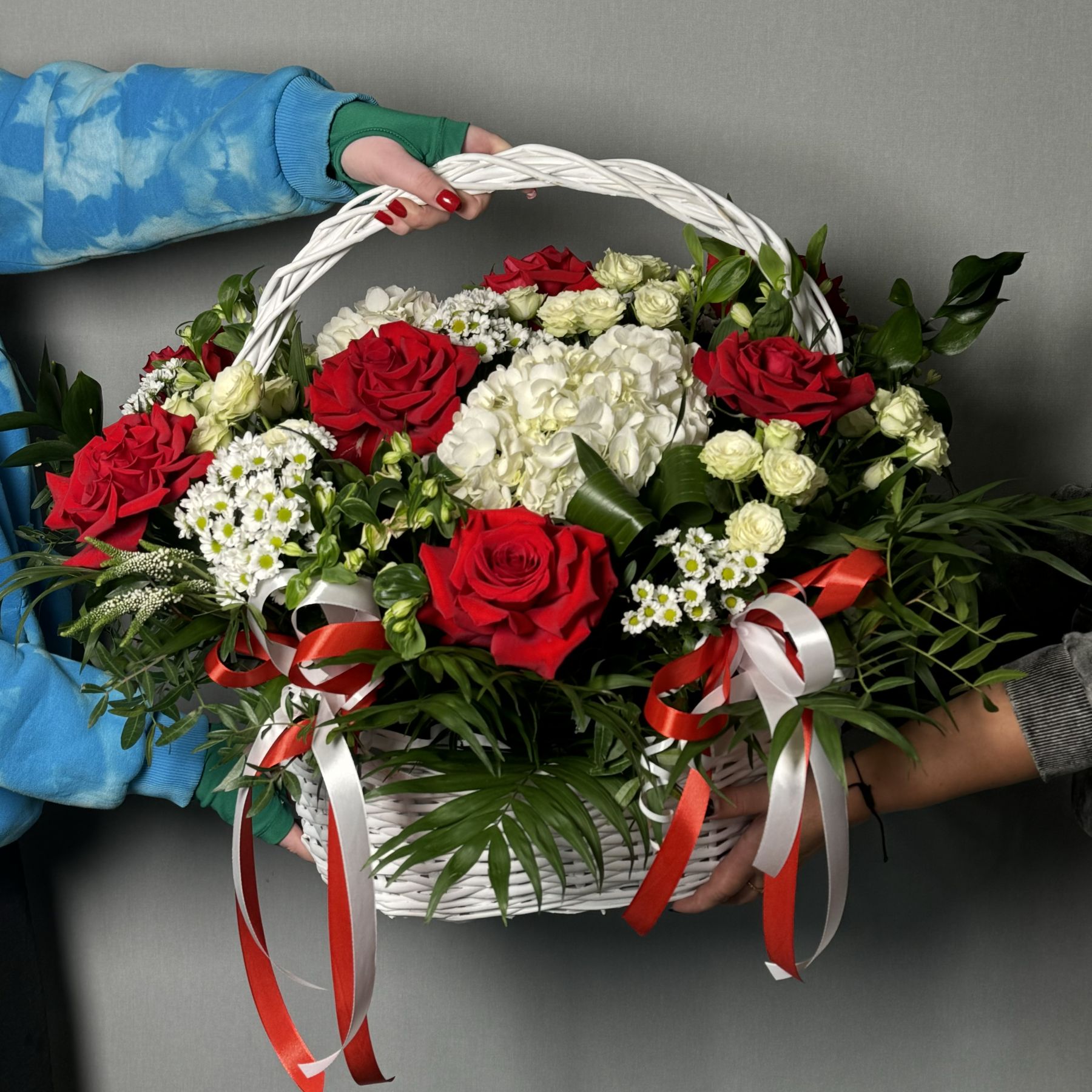 Корзина с красными французскими розами и гортензиями