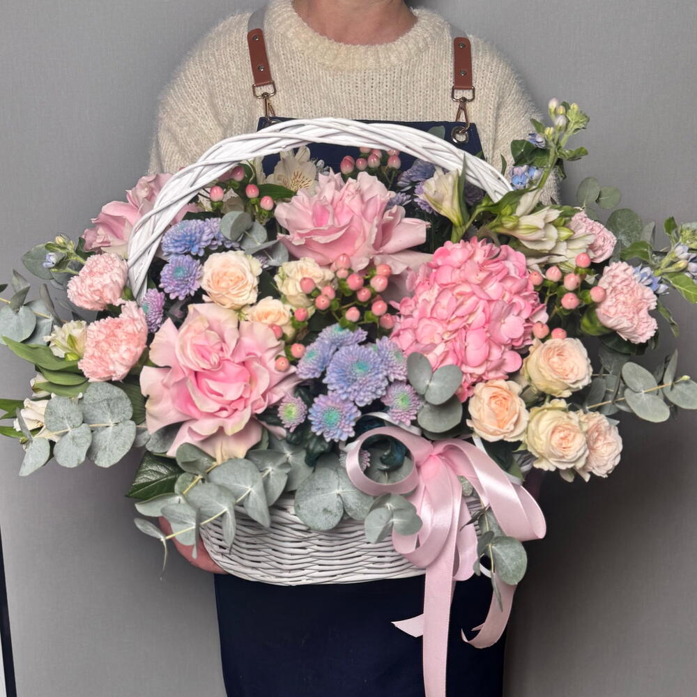 Корзина "Нежности" с розовыми розами и гортензией