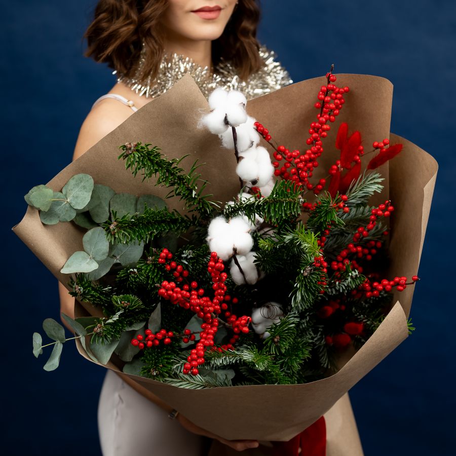 Стильный букет с нобилисом, илексом и хлопком