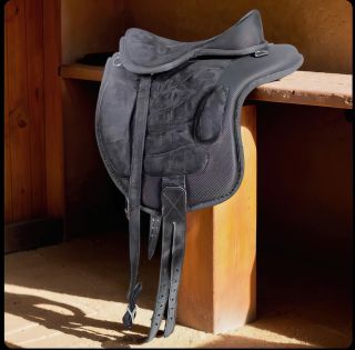 Безленчиковое  седло Treeless. HKM