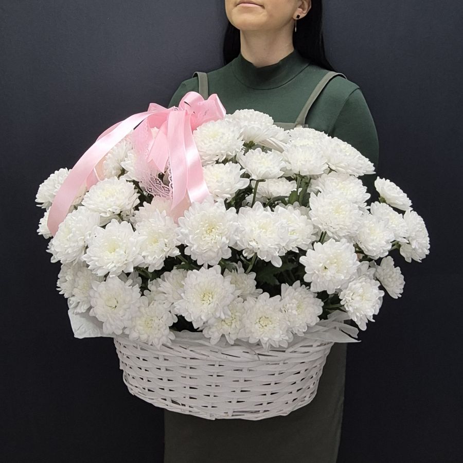 Корзина из белых хризантем