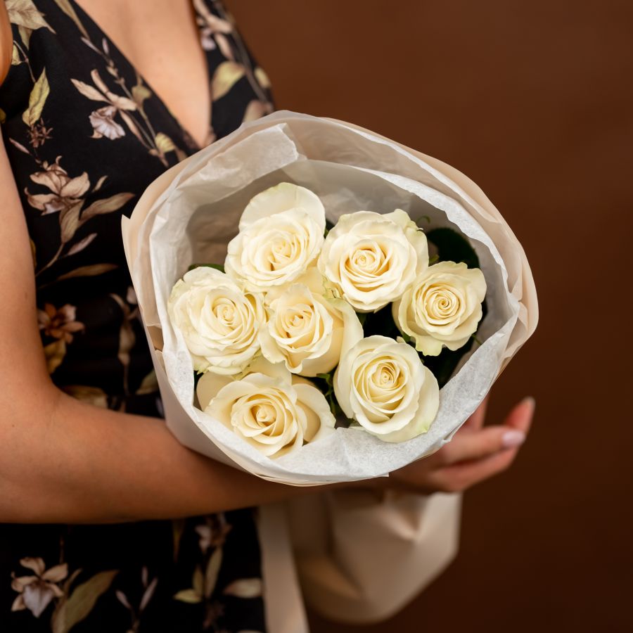 Букет из 7 ароматных  белых  роз  60 см