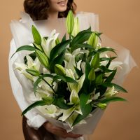 Прекрасный букет из 7 шикарных ароматных лилий