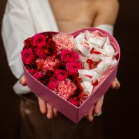 Коробка сердце с цветами и сладостьями