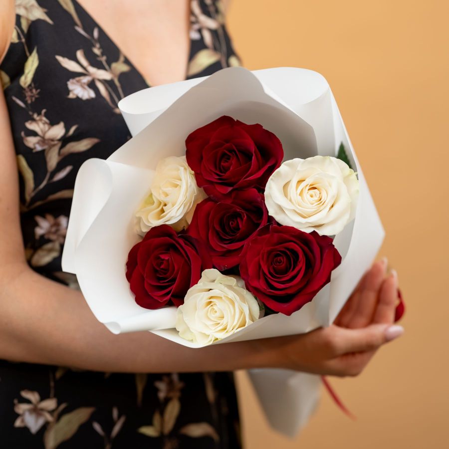 Букет из красных и белых роз от 7 шт  . 60 см.