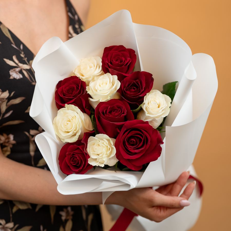 Букет  из 11 красных и белых роз  60 см