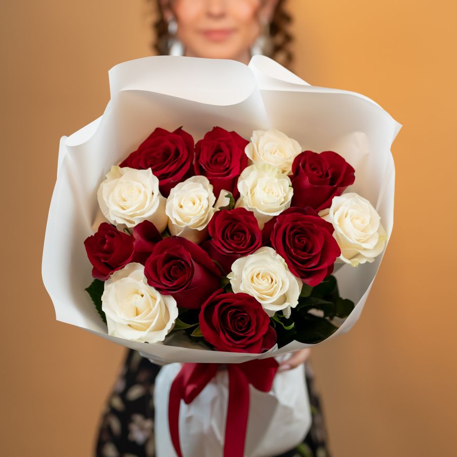 Букет из 15 роз красных и белых  60 см