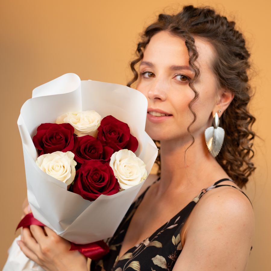 Букет из 7 роз  красных ибелых  60 см