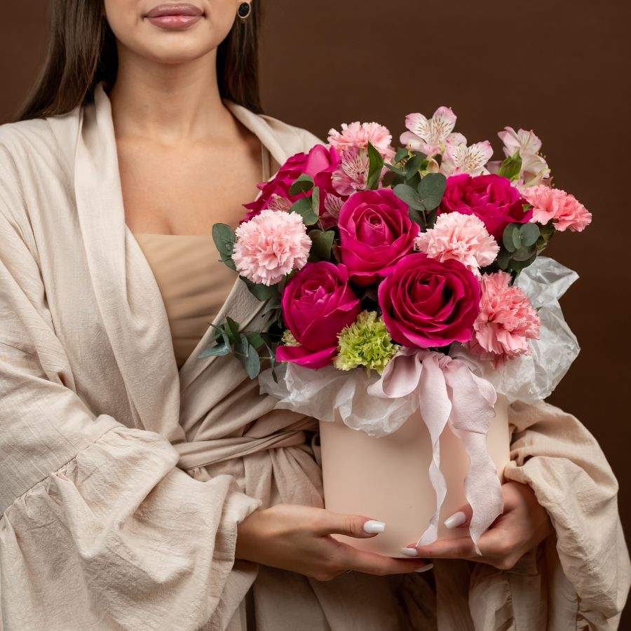 Цветы в коробке из прекрасных ярких цветов