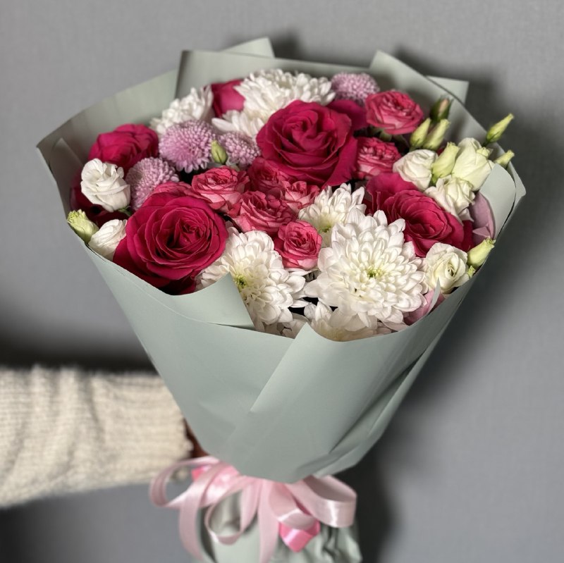 Букет микс с яркими розами