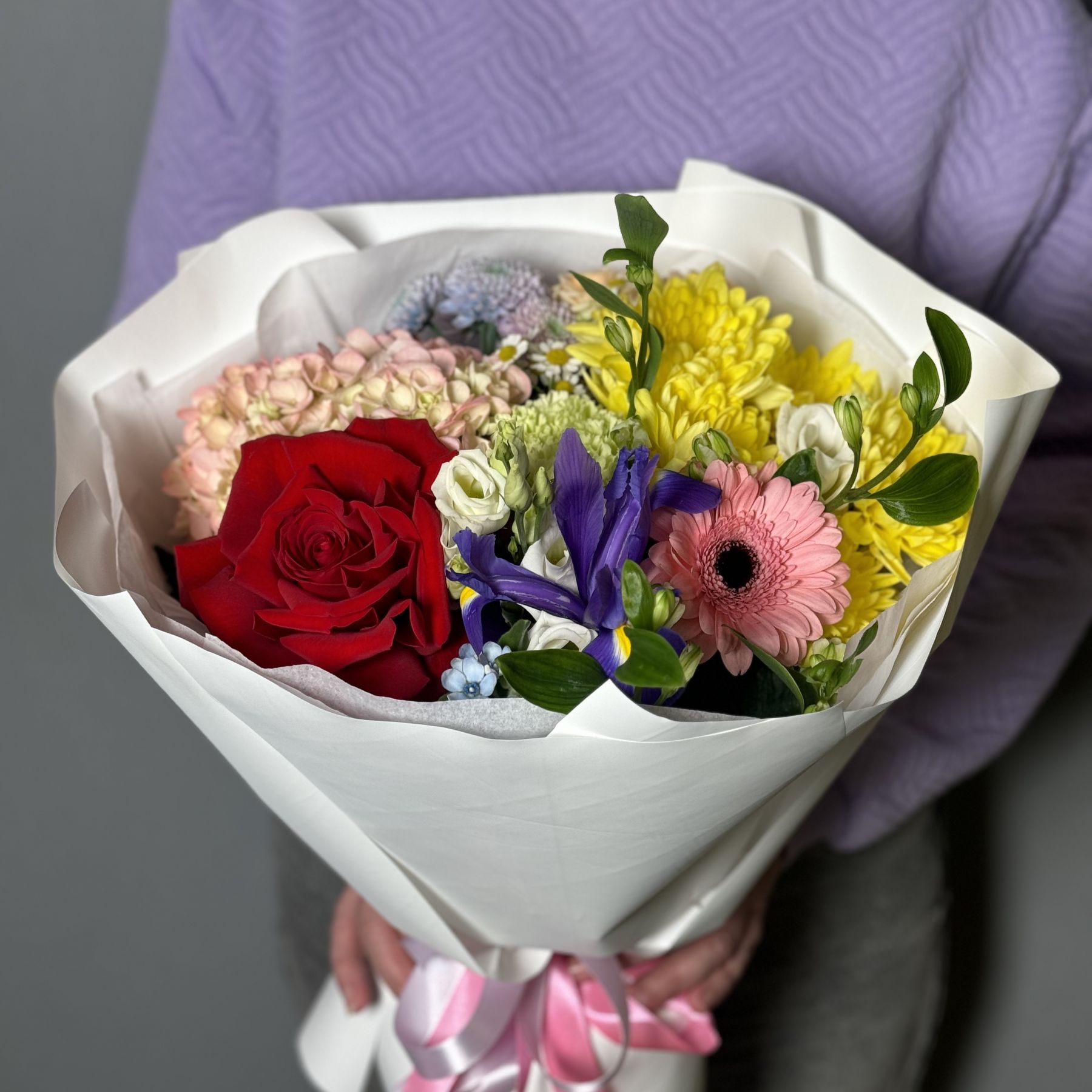 Яркий букет с ирисам, гортензией и розой