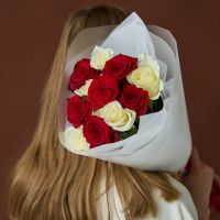Красные и белые розы 60 см в оформлении (11 шт)