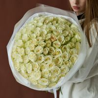 101 белая роза 60 см в оформлении