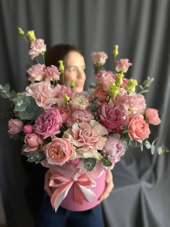 Розы в коробке под ленту