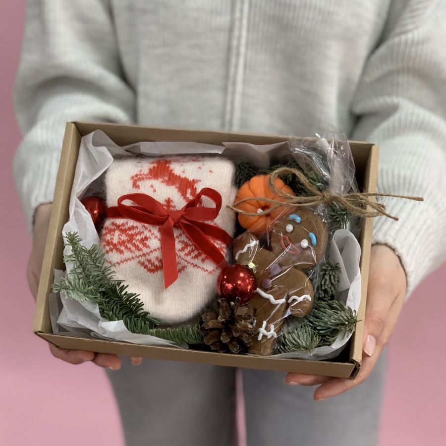 Новогодняя коробочка с варежками/носочками и имбирным пряником