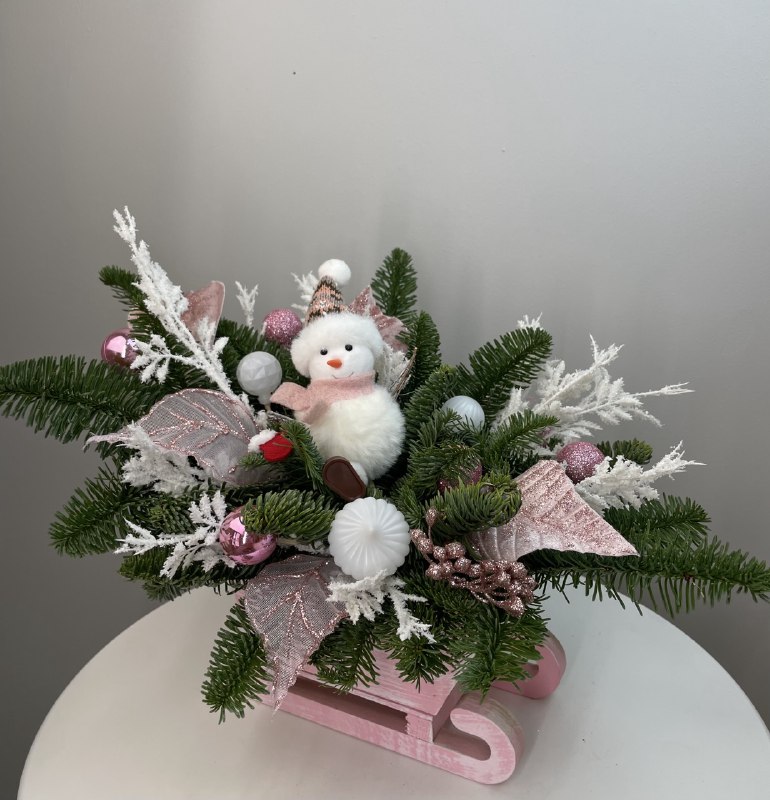 Новогодняя композиция розовые сани со снеговиком