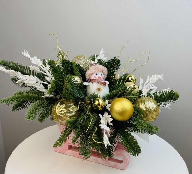 Новогодняя композиция в санках со снеговиком