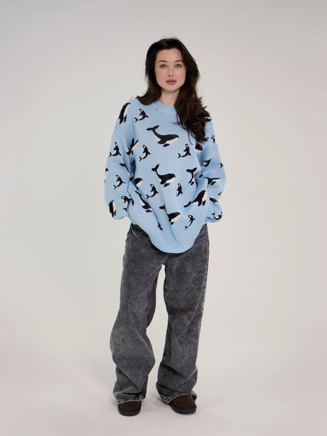 Свитер с китами голубой