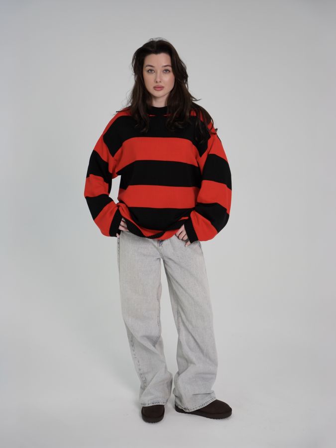 Свитер в красно-черную полоску