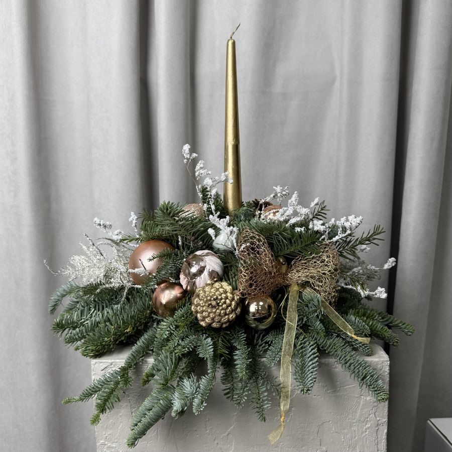 Новогодняя композиция со свечей в розово - золотистых оттенках