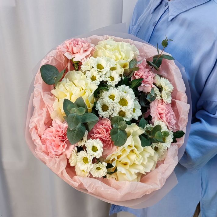 Букет нежный с розами и сантини