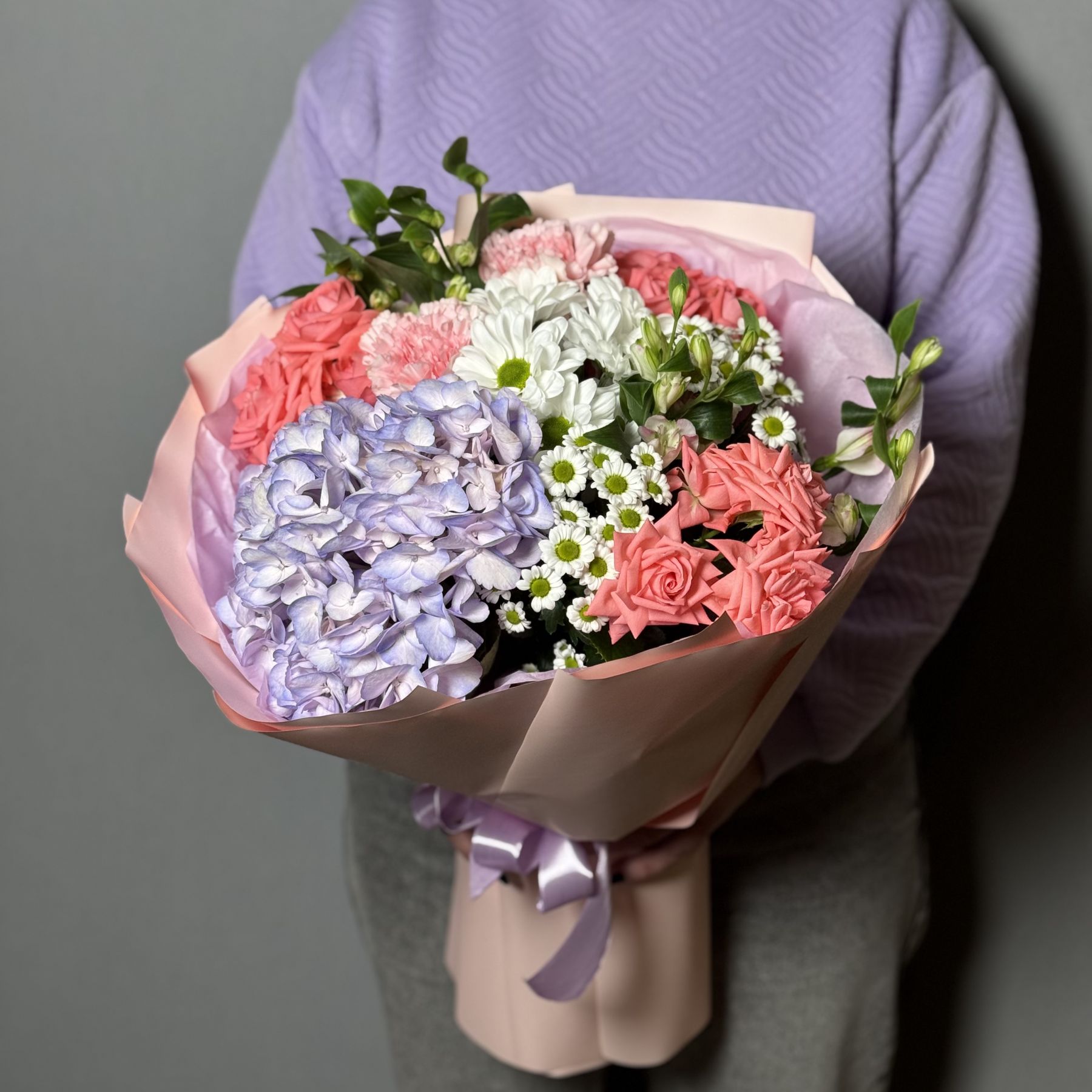 Букет с сиреневой гортензией и яркими кустовыми розами