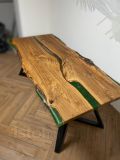 Стол кухонный из эпоксидной смолы с мхом