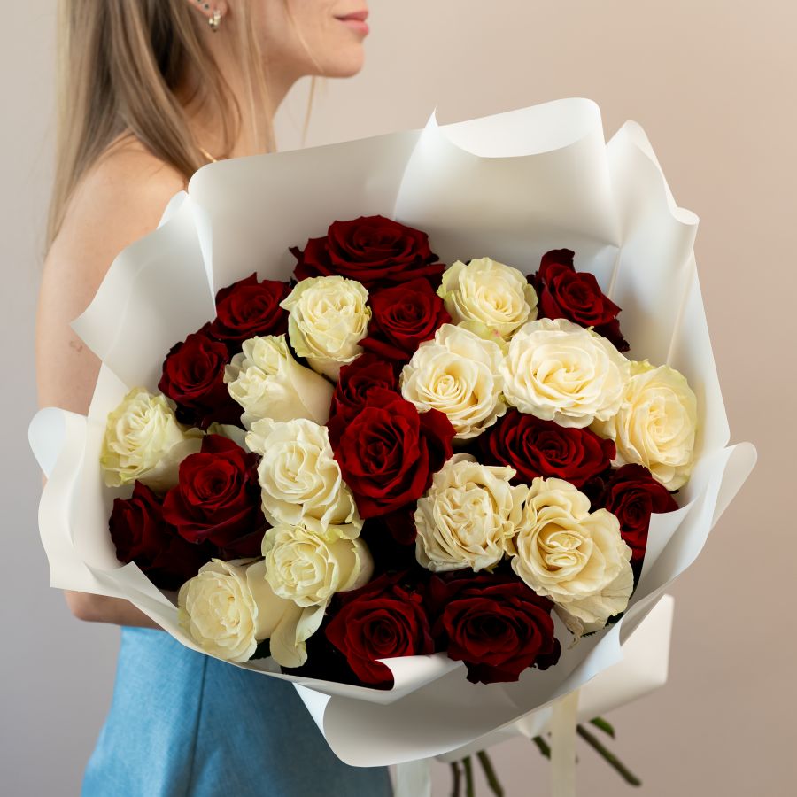 Красные и белые розы 25 шт (60см)