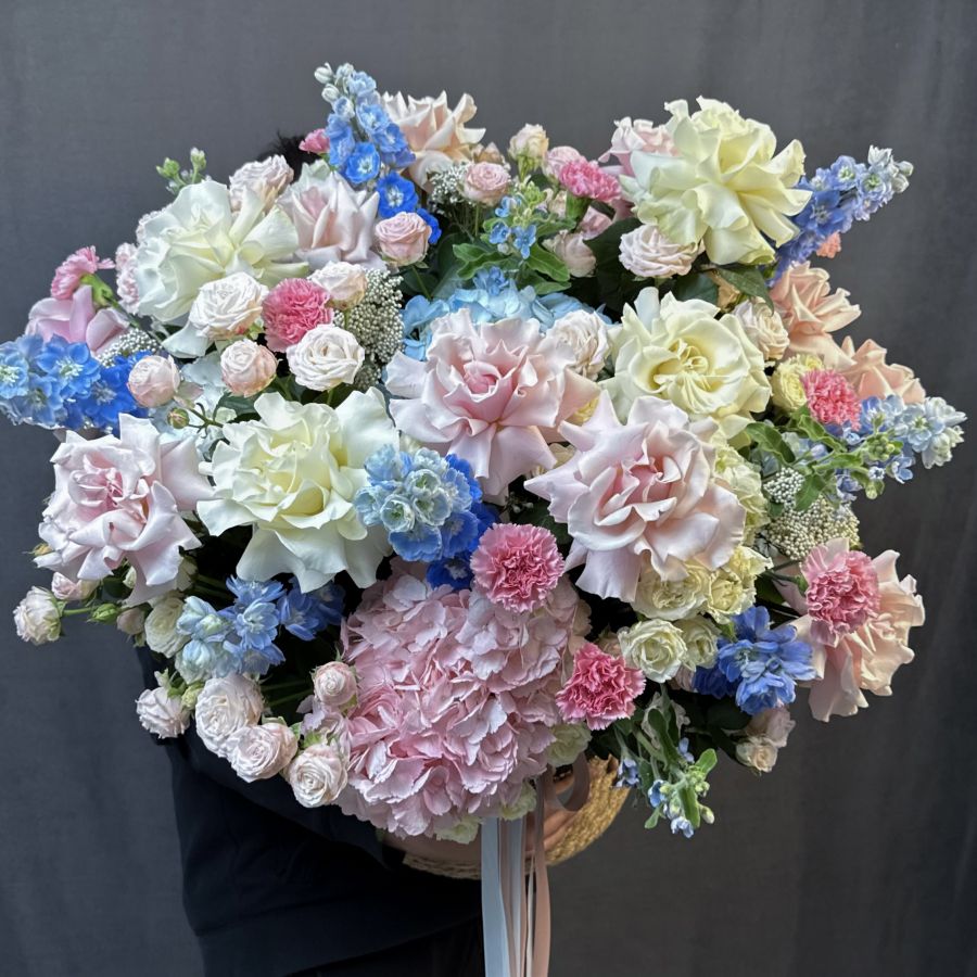 Корзина-гигант в розово-голубых тонах