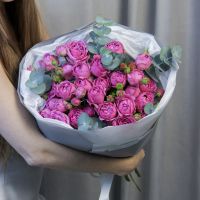 Яркий букет из пионовидных кустовых роз