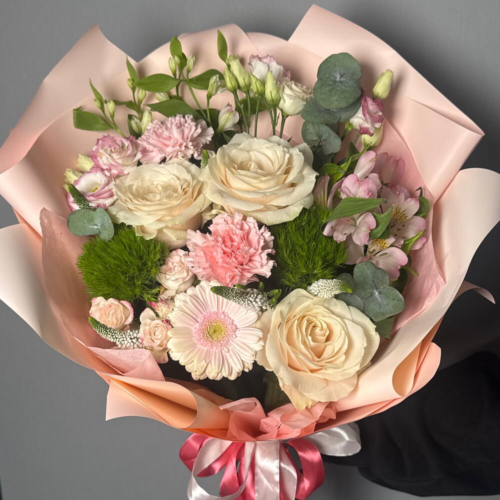 Букет большой сборный с розами, альстромерией, диантусами и эвкалиптом 