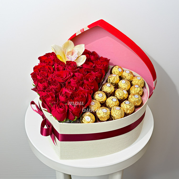 Коробка сердце с красными розами и конфетами Ферреро