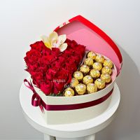 Коробка сердце с красными розами и конфетами Ферреро
