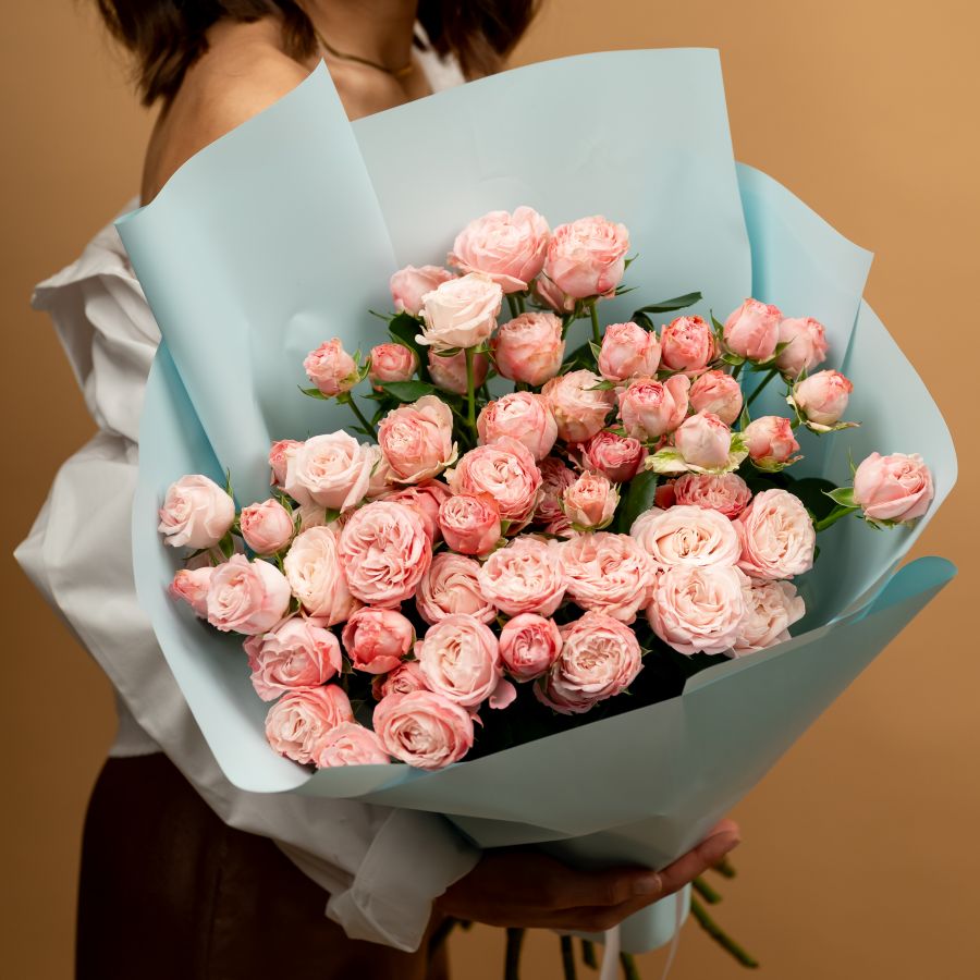 Букт из кустовой пионовидной розы   15 шт
