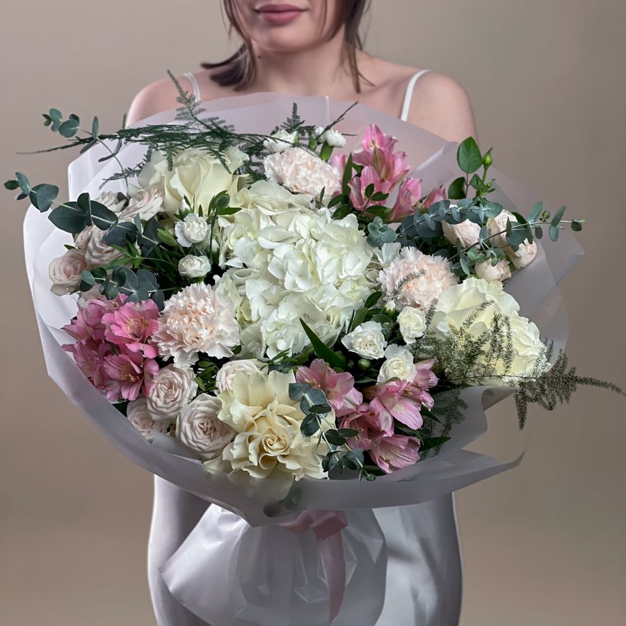 Авторский букет с гортензией и розами в круглой упаковке