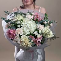 Авторский букет с гортензией и розами в круглой упаковке