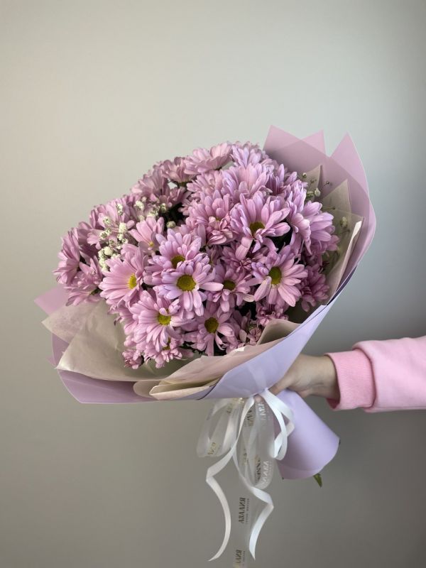 Букет из кустовой хризантемы и гипсофилы